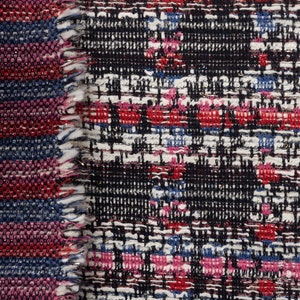 Könnte beinhalten: Nahaufnahme eines gewebten Stoffes mit einem strukturierten Muster. Der Stoff ist eine Mischung aus schwarzen, weißen, rosa, roten und blauen Fäden.