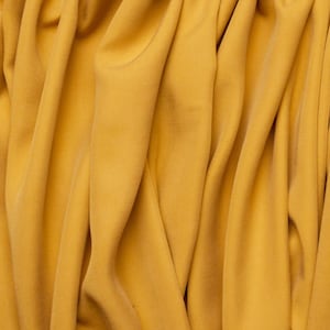 Könnte beinhalten: Nahaufnahme eines glatten, gelben Stoffes mit weichen Falten und Knittern. Der Stoff hat einen dezenten Glanz und ein luxuriöses Gefühl.
