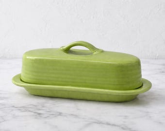 Mantequera con tapa de cerámica Chantal de tamaño completo, color verde aguacate claro.