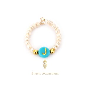 Buchstabenring, Perlenring, Ringbuchstabe, Stretchring, Initialenring, blauer Buchstabenring, Perlenbuchstabenring, Namensring, gravierter Ring