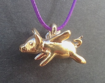 Ciondolo Flying Pig in bronzo con cordino viola da 18"