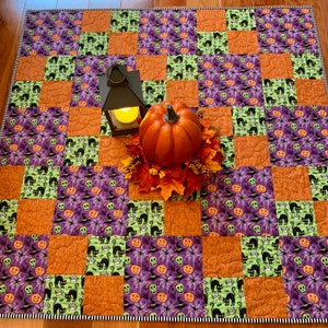 手作りハロウィンキルト：モダンなパッチワークのテーブルキルトまたはラップキルト