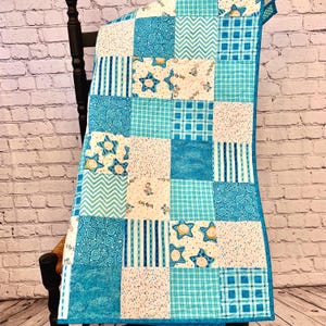 Courtepointe faite main pour bébé garçon : couverture pour lit de bébé en patchwork bleu et blanc