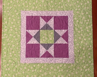 Handgemachter Ohio Star Quilt: Grün-Lila Blumendecke