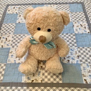Couette pour bébé faite main sur le thème des chats : patchwork bleu et gris