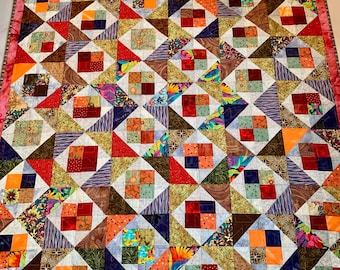 Handgemachte Scrappy Patchwork Quilt: Bunte moderne Decke