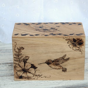 Caja de recetas de madera de 4 x 6, caja de recetas con diseño de colibrí y flores, contiene tarjetas de 4 x 6, pirograbado, receta quemada en madera