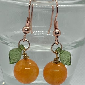 Handmade Orange Fruit Earrings with Green Leaf Charm – Citrus Beaded Dangle Earrings, Cute Fruit Jewelry, Summer Accessory, Gift for Her