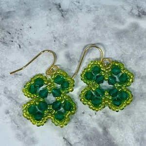 Titel: Handgemaakte kralenoorbellen klavertje vier – Lucky Charm-sieraden met groene kristallen