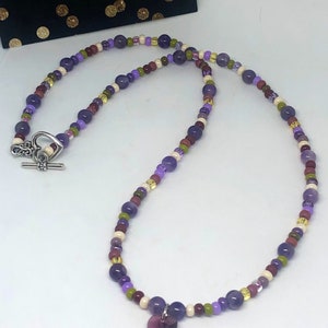 Halsband med hjärtformade Swarovski-kristaller i ametist: Spänne med pärlor och hänge