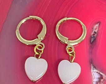 Gouden oorringen: sierlijke hartbedels van acryl, minimalistische sieraden