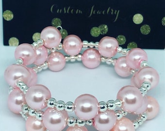 Pulsera de perlas rosas hecha a mano: joyería con cuentas y detalles plateados