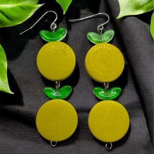 Orecchini a forma di limone – Orecchini a forma di frutta fatti a mano – Pendenti gialli e verdi – Gioielli estivi tropicali – Grazioso regalo per le donne