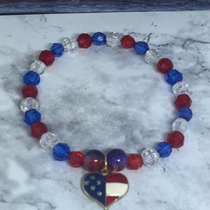 Bunt und Bunt Silberfarbenes Armband mit USA Flagge