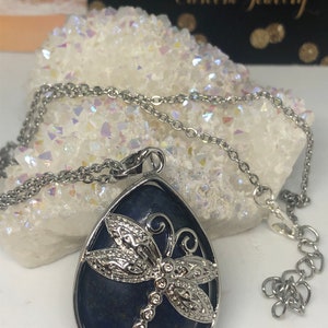 Lapis lazuli-hangerketting met libel: roestvrijstalen kabelketting