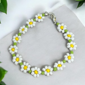 Handmade Daisy Beaded Bracelet - Floral Boho Jewelry, Cottagecore Aesthetic, Summer Beaded Bracelet, Dainty Flower Bracelet, Gift for Her