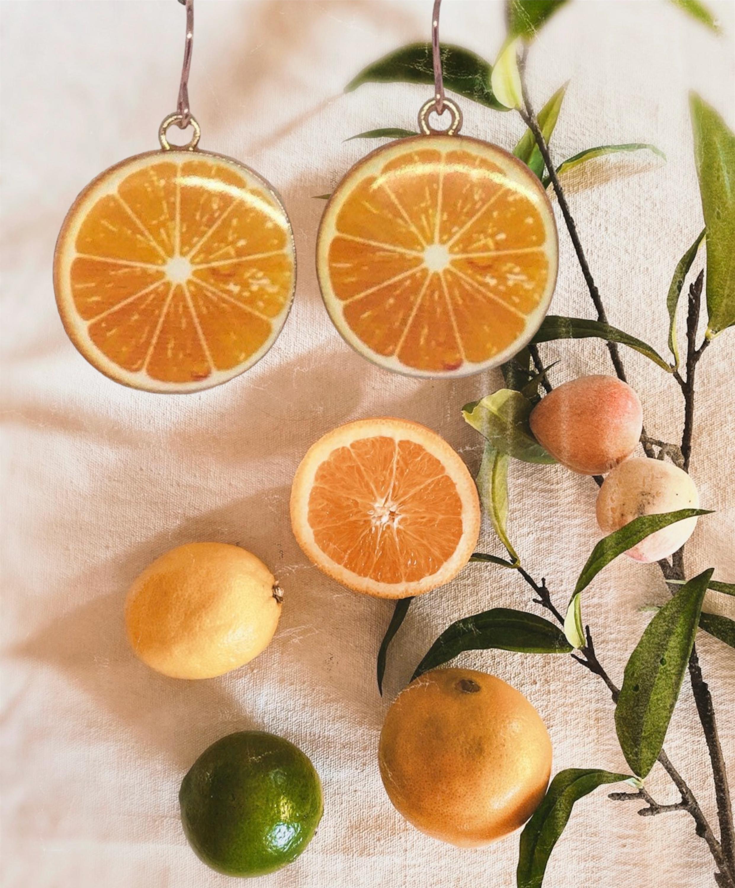 NBEADS 16paia Ciondoli In Resina Frutta, Ciondoli A Forma di Limone Arancione Decorazione Ornamentale Da Appendere con Ganci per Orecchini e Anelli di Salto per Portachiavi Bracciale Collana Accessori