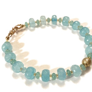 Aqamarijn armband, 1AAA kralen, gefacetteerd, edelstenen met gouden tussenkralen, echte aqamarijnen, kralenarm, tot 21 cm lang,