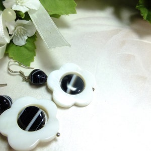 Sardonyx Ohrringe925 Silber, Ohrhänger,schwarze Edelsteine in weißen Perlmutt Blumen Handarbeit, Bild 3