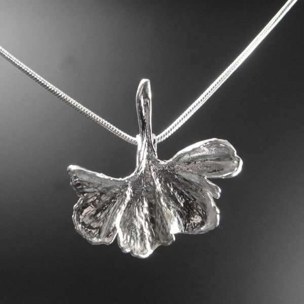 XS Ginkgo leaf pendant silver-plated with unique chain 20