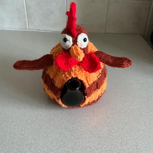 Funda para tetera Cheeky Heggetty Hen para tetera de 0,5 litros (tamaños más pequeños o más grandes disponibles bajo pedido).