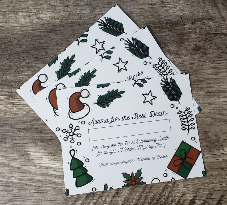 以下が含まれることがあります： 緑と茶色のクリスマスをテーマにしたデザインの白いカード。カードには「Award for the Best Death: for acting out the Most Entertaining Death for tonight's Murder Mystery Party. Thank you for playing! - Murders by Chelsea」と書かれています