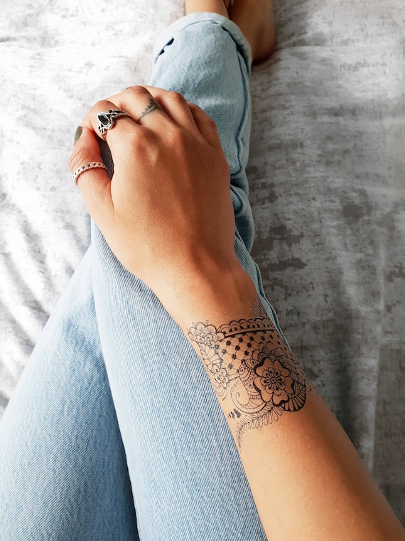 Cute ornamental anklet tattoo.
