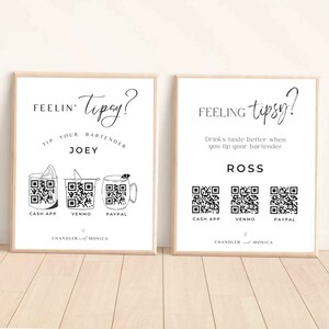 Op de afbeelding: Twee printbare borden met zwarte tekst op een witte achtergrond. De borden zijn voor een bruiloft of feest en bevatten QR-codes om de barmannen fooi te geven. De borden zeggen "Feelin' Tipsy?" en "Feeling Tipsy?" met de namen Joey en Ross. De borden bevatten ook de tekst "Tip your bartender" en "Drinks taste better when you tip your bartender".