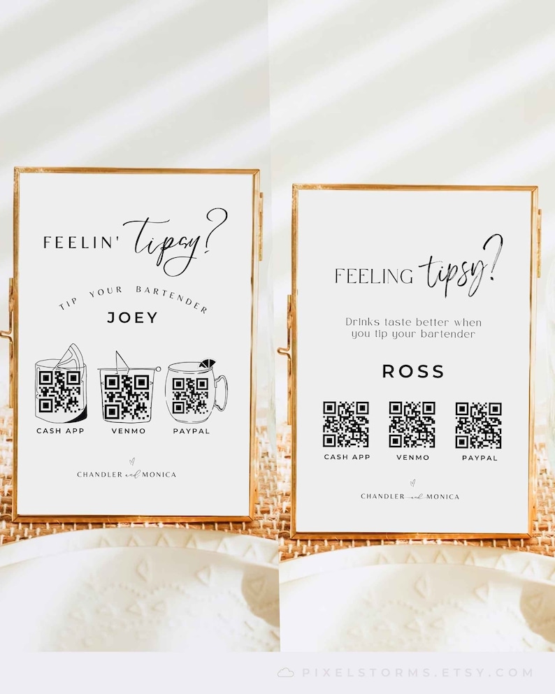 Op de afbeelding: Twee witte borden met gouden frames, elk met een zwart-witte illustratie van een cocktailglas en een QR-code voor Cash App, Venmo en PayPal. De tekst op de borden luidt "Feelin' Tipsy? Tip your bartender Joey" en "Feeling tipsy? Drinks taste better when you tip your bartender Ross". De borden bevatten ook de tekst "Chandler & Monica".