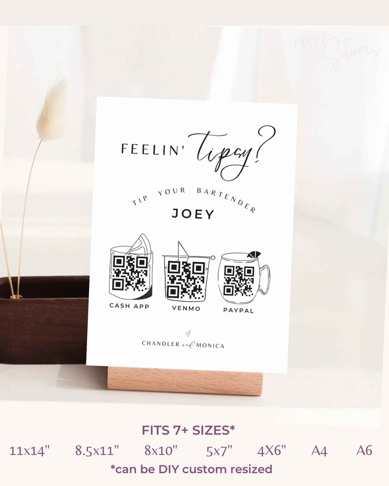 Op de afbeelding: Een wit bord met zwarte tekst die "FEELIN' Tipsy? TIP YOUR BARTENDER JOEY" luidt.  Drie zwart-witte QR-codes worden onder de tekst weergegeven met de labels "CASH APP", "VENMO" en "PAYPAL".  De tekst "CHANDLER & MONICA" staat onder de QR-codes.  Het bord staat op een houten standaard.  De tekst "FITS 7+ SIZES* 11x14" 8.5x11" 8x10" 5x7" 4X6" A4 A6 *can be DIY custom resized" staat onder het bord.