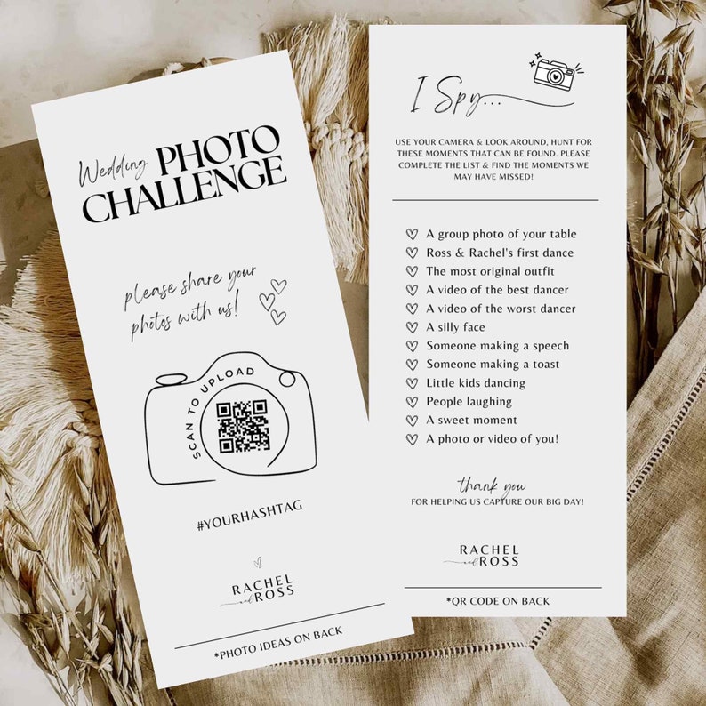 Puede incluir: Tarjeta de desaf&iacute;o de fotos de boda con una ilustraci&oacute;n en blanco y negro de una c&aacute;mara con un c&oacute;digo QR. La tarjeta dice "Desaf&iacute;o de fotos de boda" y "&iexcl;Por favor, comparte tus fotos con nosotros!" con un hashtag #YOURHASHTAG. La parte posterior de la tarjeta tiene una lista de ideas de fotos para que los invitados tomen en la boda.