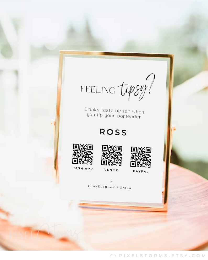 Op de afbeelding: Een wit bord met een gouden frame, met de tekst "FEELING tipsy? Drinks taste better when you tip your bartender ROSS" en drie QR-codes met de labels "CASH APP", "VENMO" en "PAYPAL". Het bord bevat ook de tekst "CHANDLER & MONICA".