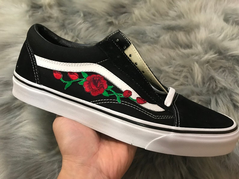 Gestickte Rose Knospen Patch benutzerdefinierte schwarzen Vans Old Skool Skate Schuhe Gestickte Rose Knospen Patch benutzerdefinierte schwarzen Vans Old Skool Skate Schuhe
