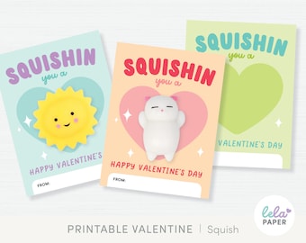 Könnte beinhalten: Drei druckbare Valentinstagskarten mit einem Squish-Spielzeug-Thema. Die Karten sind hellblau, pfirsichfarben und hellgrün mit einer Herzform und dem Text "Squishin you a Happy Valentine's Day".