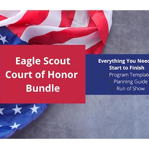 Może przedstawiać: Obraz z amerykańską flagą przerzuconą przez szarą powierzchnię. Czerwony prostokąt wyświetla tekst "Eagle Scout Court of Honor Bundle". Niebieski prostokąt zawiera tekst "Everything You Need - Start to Finish" i wymienia elementy programu.