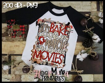 Puede incluir: Una camiseta blanca y negra de manga raglan con un diseño gráfico rojo, blanco y negro que dice "Let's bake cookies & watch Christmas movies". El gráfico está rodeado de un patrón de cuadros blanco y negro y un efecto de brillo dorado.