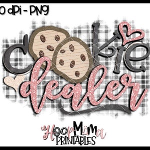 Könnte beinhalten: Ein digitales Design mit zwei Schokoladen-Chip-Cookies mit einem rosa Glitzer-Überzug. Der Text "Cookie Dealer" ist in Schwarz mit einem rosa Glitzer-Überzug geschrieben. Der Hintergrund ist ein schwarz-weißes Karomuster.