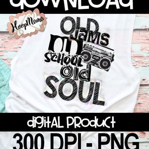 K&ouml;nnte beinhalten: Ein wei&szlig;es Tanktop mit einem schwarzen Grafikdesign, auf dem "Old Jams On Old School Old Soul" mit einem Grafikbild eines alten Kassettenrekorders steht. Die Grafik hat einen glitzernden Effekt. Der Text "Digital Product 300 DPI - PNG" befindet sich am unteren Rand des Bildes.