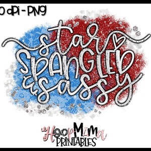 Puede incluir: Un diseño digital con un fondo rojo, blanco y azul con el texto "star spangled & sassy" en letras plateadas brillantes. El diseño es perfecto para crear manualidades patrióticas, camisetas u otros proyectos.