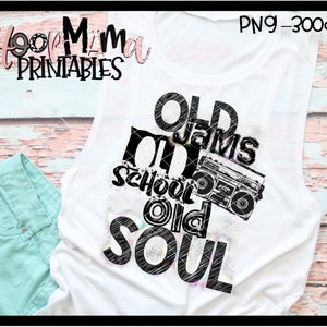 K&ouml;nnte beinhalten: Ein wei&szlig;es Tanktop mit einem schwarzen Grafikdesign, auf dem "Old Jams Old School Old Soul" mit einem Grafikdesign eines Vintage-Kassettenrekorders steht.