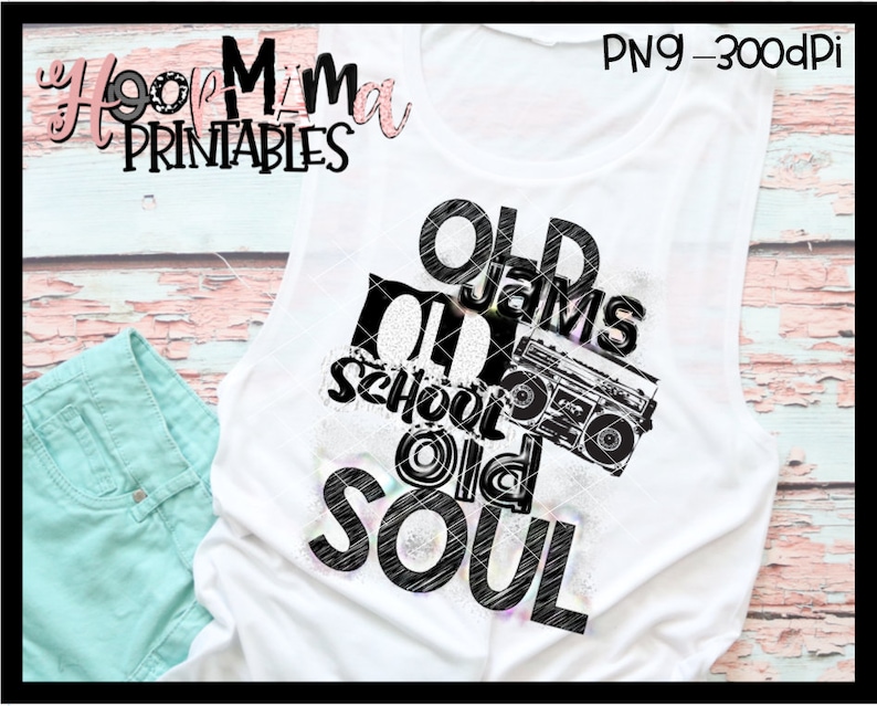 K&ouml;nnte beinhalten: Ein wei&szlig;es Tanktop mit einem schwarzen Grafikdesign, auf dem "Old Jams Old School Old Soul" mit einem Grafikdesign eines Vintage-Kassettenrekorders steht.