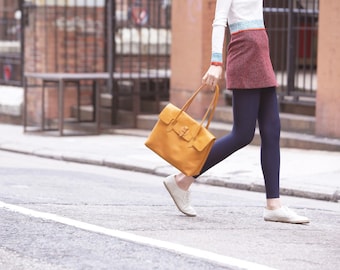 Elegant and Stylish Handbag in Mustard Honey Vintage