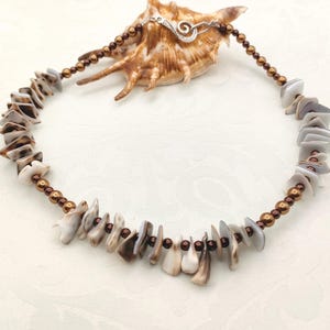 Entzückende Halskette aus Muschelsplittern Einzelstück Collier Halsschmuck Naturstein Unikat