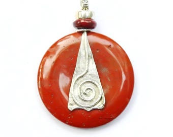 Colgante 'Jaspe rojo con espiral de plata'