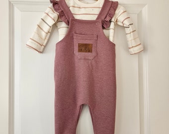 Baby Latzhose mit Shirt altrosa mit Rüschen Gr. 74