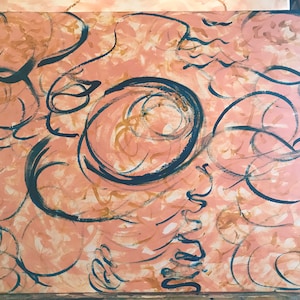 Op de afbeelding: Abstract schilderij met een roze achtergrond en zwarte en gouden swirls. De swirls zijn dik en vet, waardoor een gevoel van beweging en energie ontstaat.
