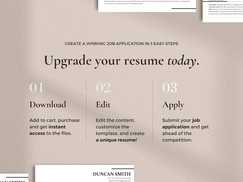 Puede incluir: Un fondo beige con un gr&aacute;fico que muestra tres pasos para crear una solicitud de empleo ganadora. Los pasos son descargar, editar y aplicar. El texto "Upgrade your resume today." est&aacute; en una fuente grande en la parte superior del gr&aacute;fico.
