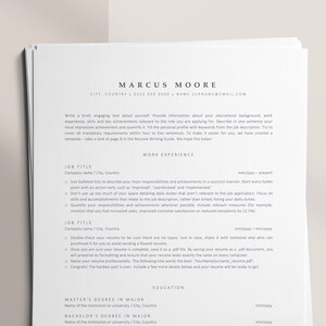 K&ouml;nnte beinhalten: Ein Stapel wei&szlig;er Lebenslaufvorlagen mit dem Namen "Marcus Moore" oben. Der Lebenslauf enth&auml;lt Abschnitte f&uuml;r Berufserfahrung und Ausbildung, mit Anweisungen und Aufforderungen f&uuml;r den Benutzer, seine Informationen auszuf&uuml;llen. Der Text ist in einer klaren, modernen Schriftart.