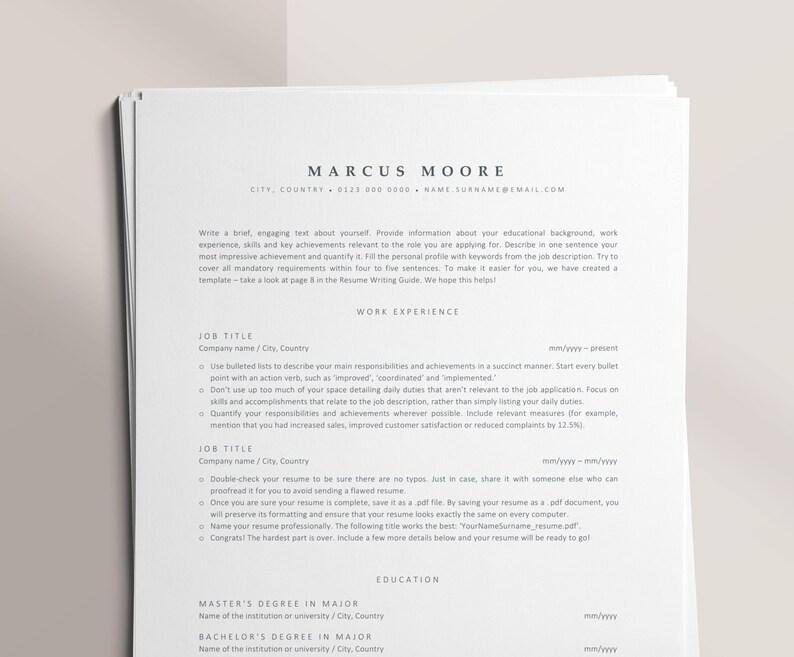 K&ouml;nnte beinhalten: Ein Stapel wei&szlig;er Lebenslaufvorlagen mit dem Namen "Marcus Moore" oben. Der Lebenslauf enth&auml;lt Abschnitte f&uuml;r Berufserfahrung und Ausbildung, mit Anweisungen und Aufforderungen f&uuml;r den Benutzer, seine Informationen auszuf&uuml;llen. Der Text ist in einer klaren, modernen Schriftart.