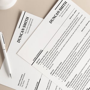 Puede incluir: Una plantilla de curr&iacute;culum en blanco y negro con el nombre Duncan Smith en la parte superior. El curr&iacute;culum incluye una secci&oacute;n de experiencia laboral con t&iacute;tulos de puesto, nombres de empresas y fechas de empleo.